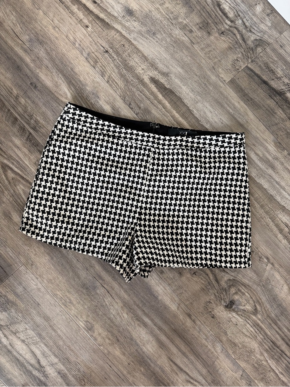 XXI Black and White Houndstooth Women’s Shorts